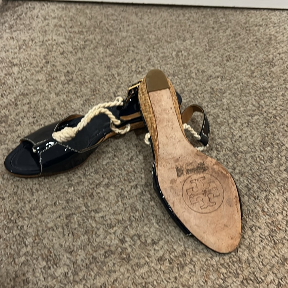 Tory Burch Navy Patent Leather Rope Strap Sandals with Gold Logo - Picture 6 of 8